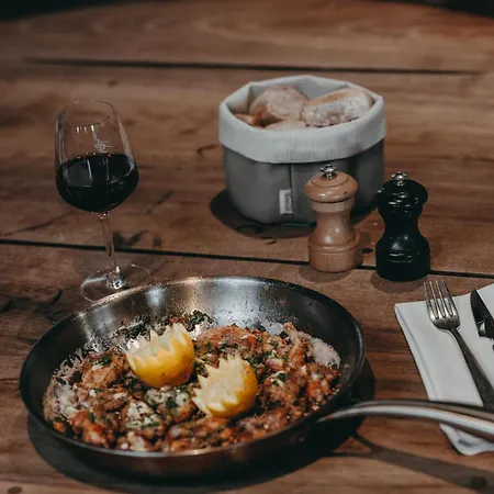 Le Monal Отель